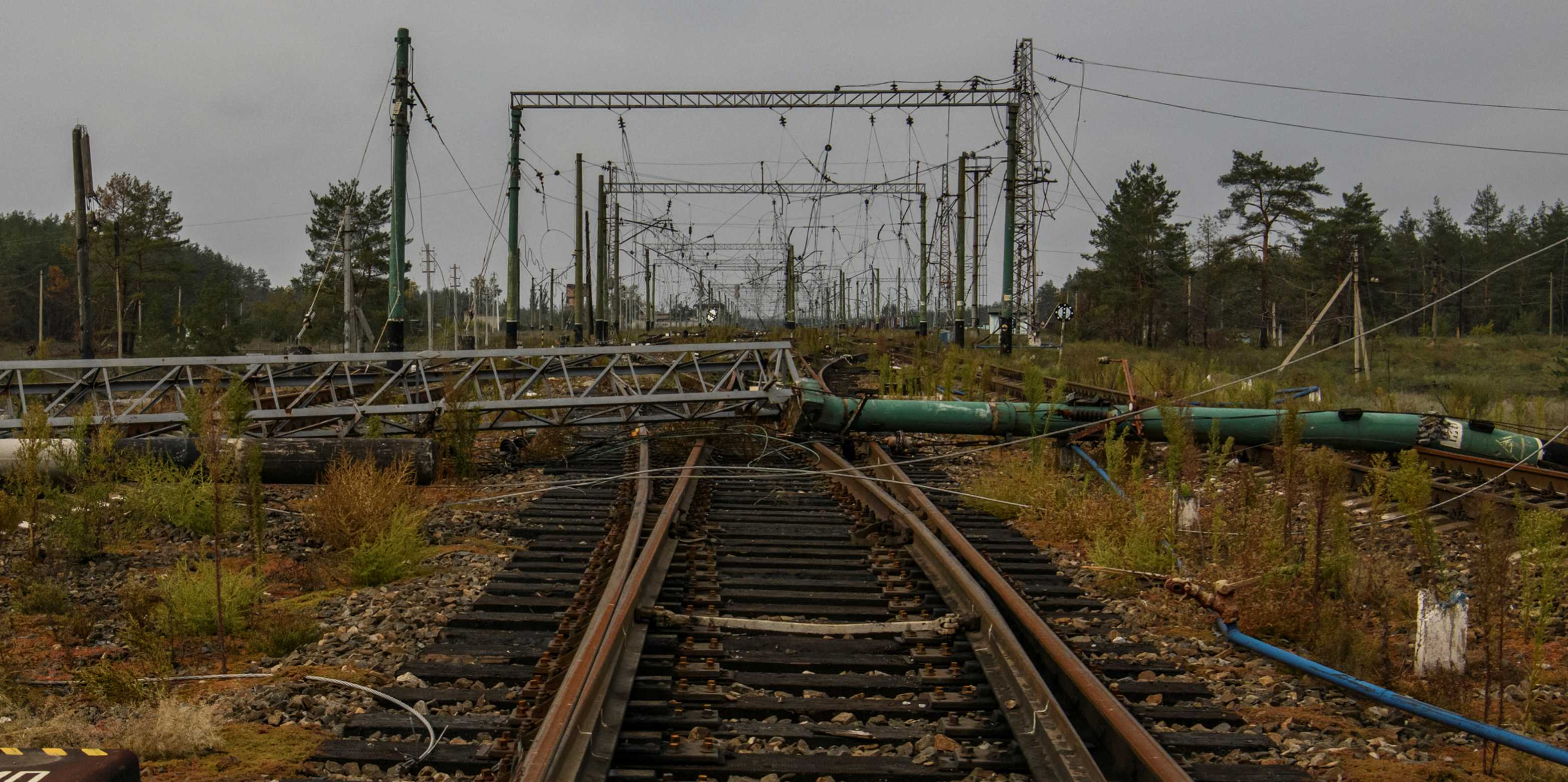 In der Stadt Sviatohirsk ist die beschädigte Eisenbahninfrastruktur zu sehen.