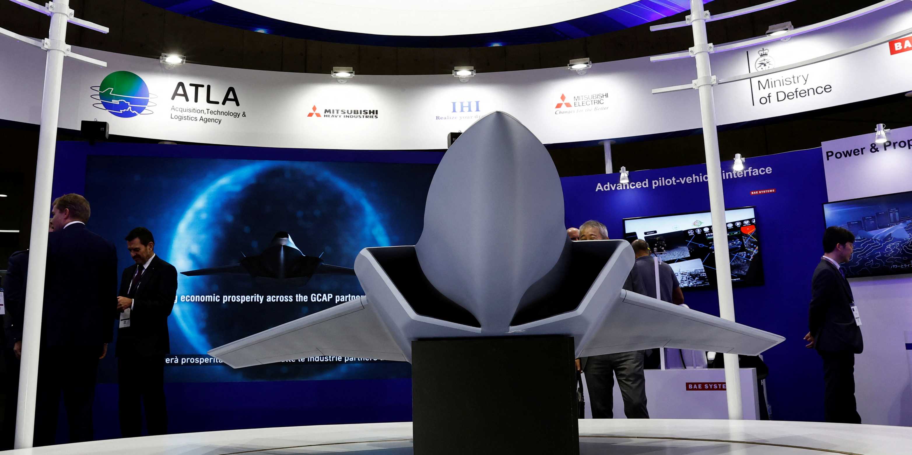Ein Konzeptmodell des Kampfjets des Global Combat Air Programme (GCAP) an der Verteidigungsmesse DSEI in Tokio im März 2023.